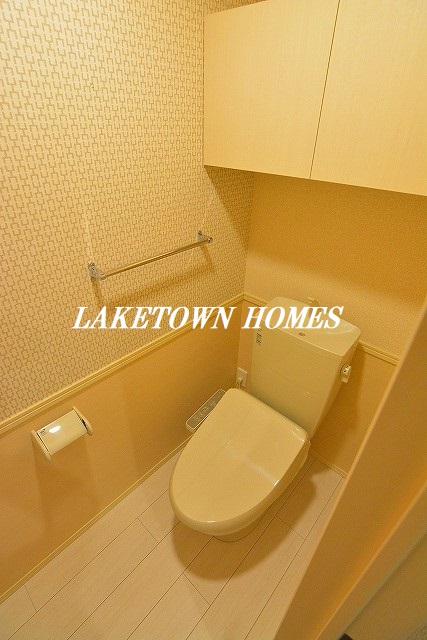 トイレ　上部に収納のある温水洗浄暖房便座付のトイレです。