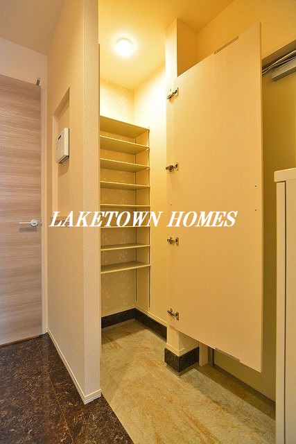 玄関　玄関ホールとウォークインタイプの玄関収納です。