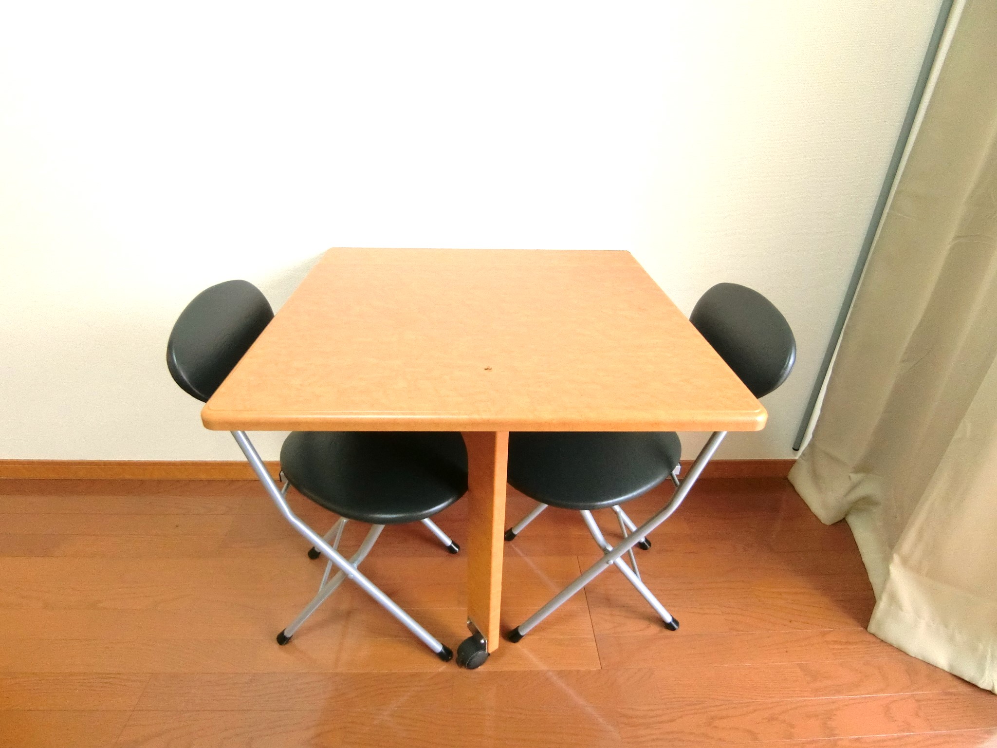 その他設備　折り畳み式机とイス２脚です☆