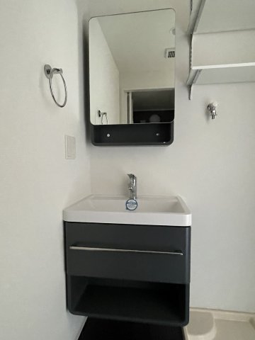 洗面設備　明るい洗面所です