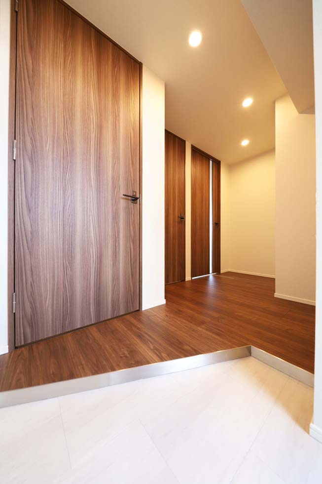 玄関　明るい色調の室内です