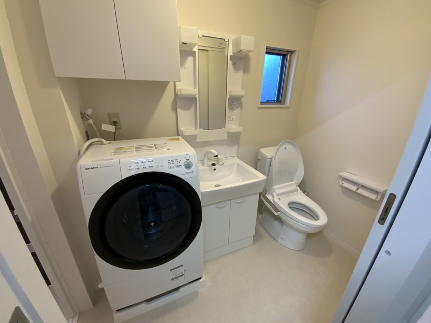洗面設備　ドラム式洗濯機付きです。