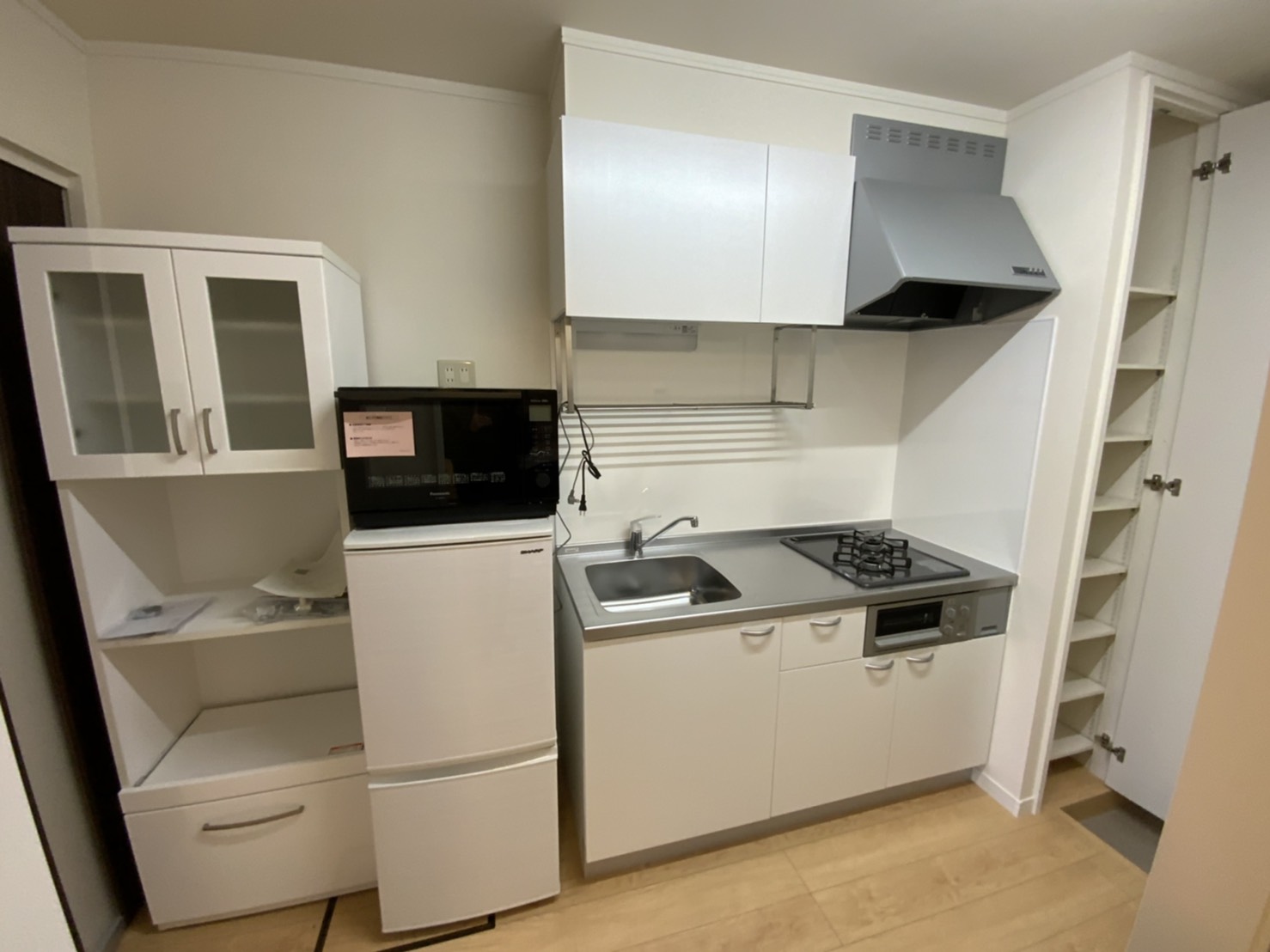 キッチン　冷蔵庫、電子レンジと揃ってます。