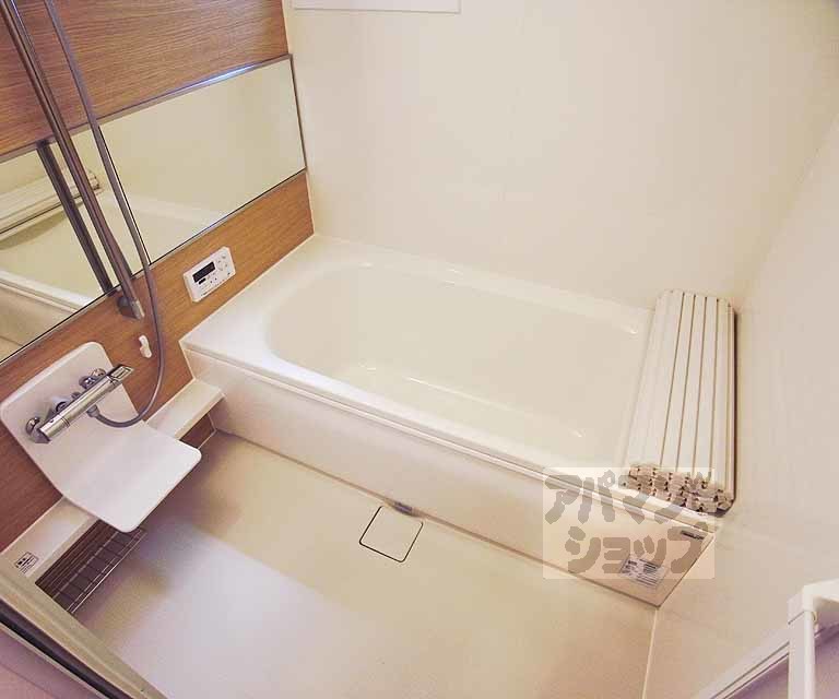 バス・シャワールーム　ゆったり入れるバスルームです。