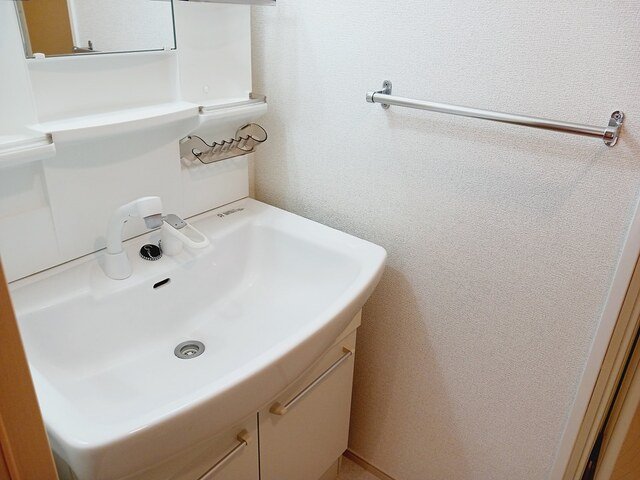 洗面設備　明るい洗面所です