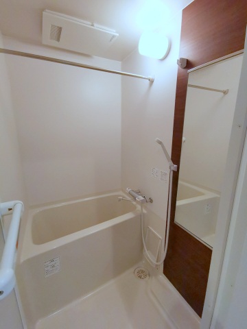 バス・シャワールーム　乾燥機付きの浴室