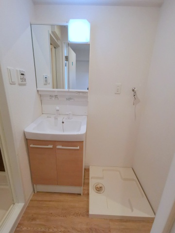 洗面設備　シャンドレ付き化粧台