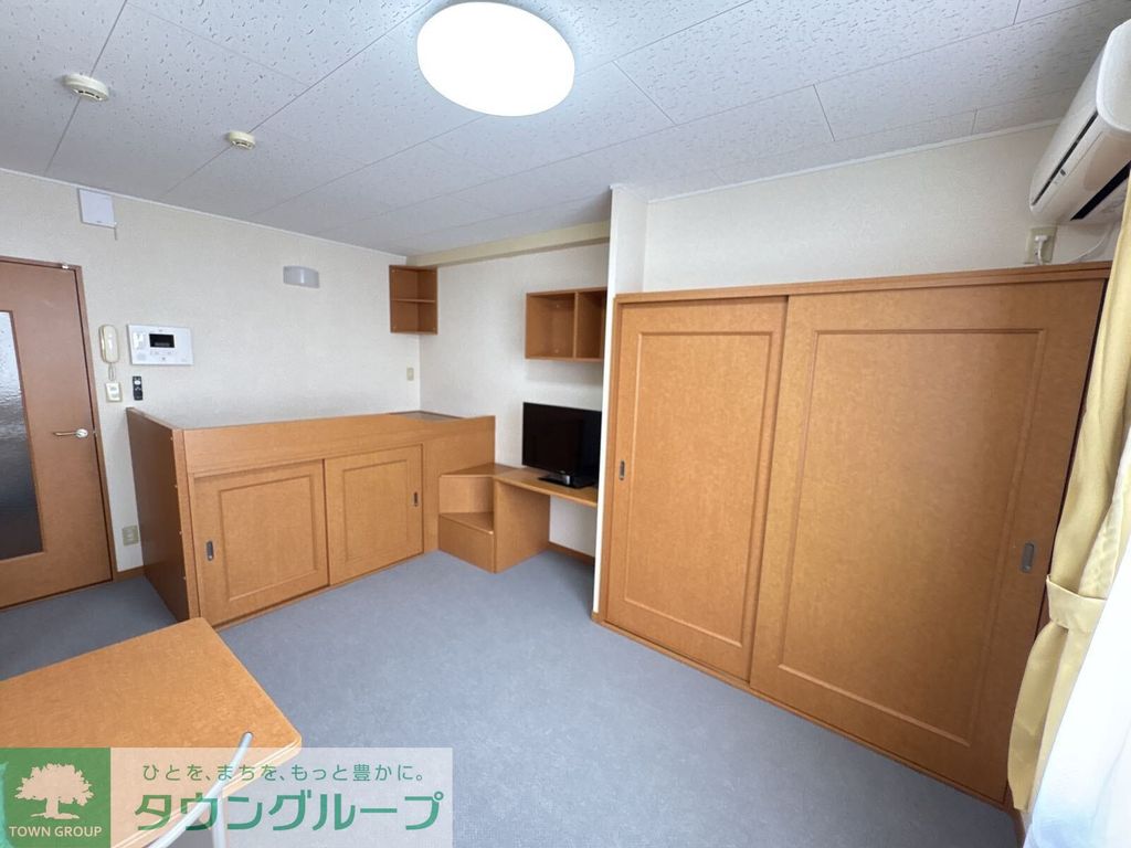 居室・リビング　1階はフローリング、2階はじゅうたんです。