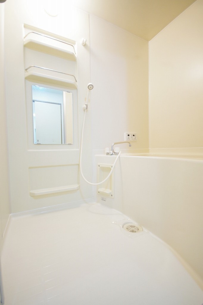 バス・シャワールーム　独立の浴室になります。