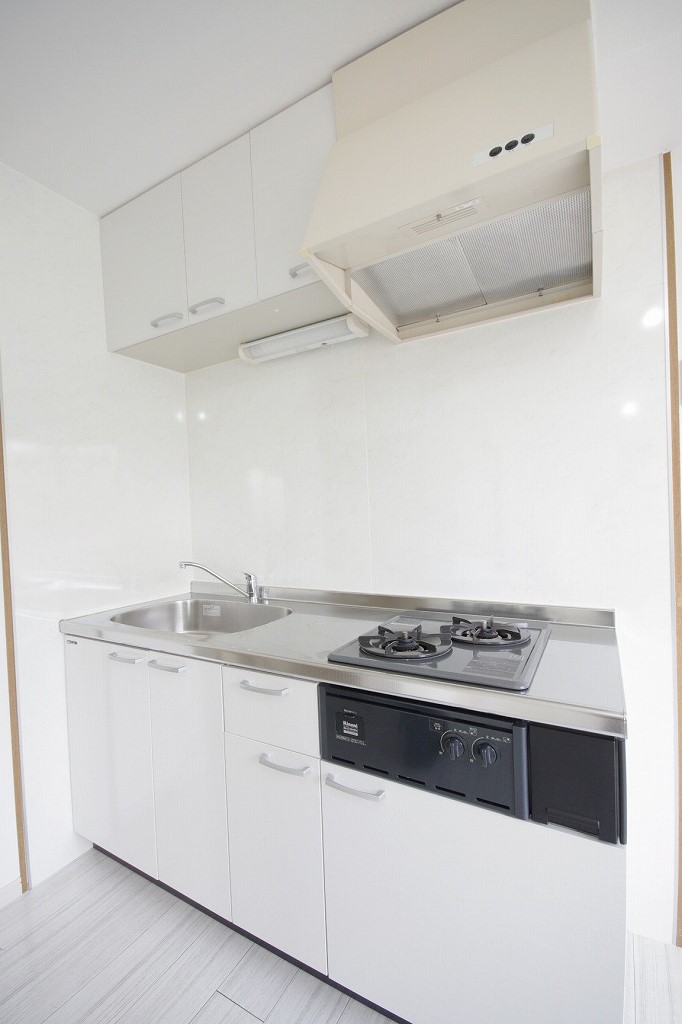 キッチン　ホワイトで清潔なシステムキッチンです