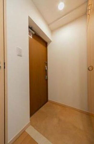 玄関　※別部屋の参考写真です。