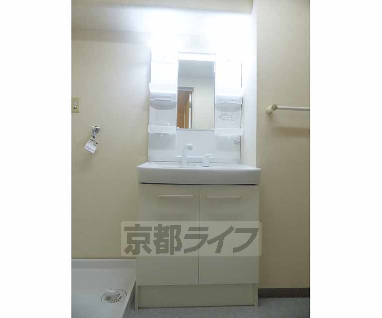 洗面設備　清潔感のある洗面台です。