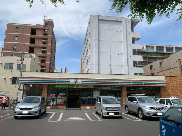 コンビニ　セブンイレブン（コンビニ）まで387m