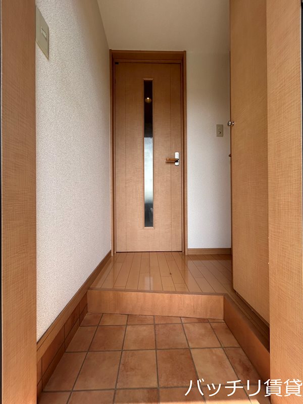 玄関　画像は別号室の為、現況優先