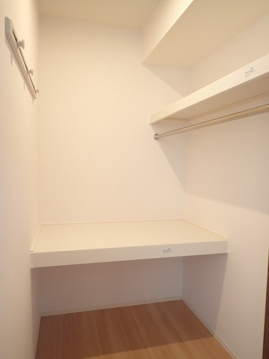収納　※同建物の別のお部屋の写真です。