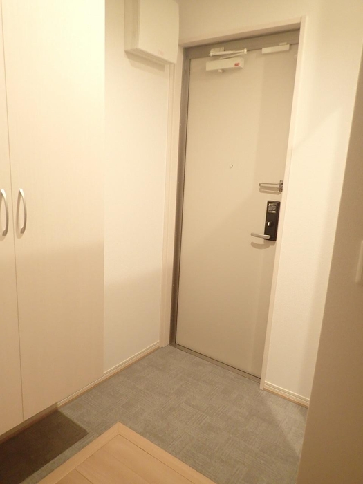 玄関　※同建物の別のお部屋の写真です。