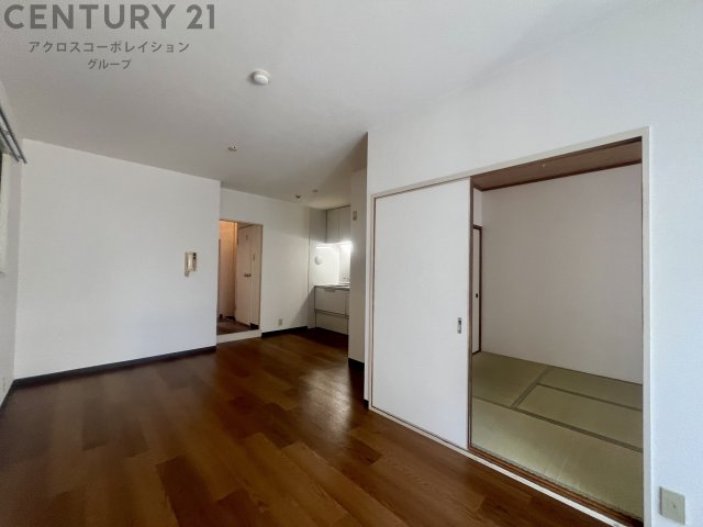 居室・リビング　床色が落ち着いた色合いで綺麗です♪