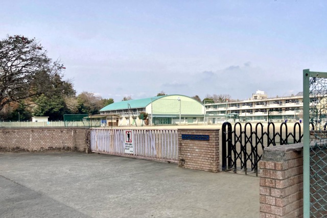 中学校　小山市立間々田中学校（中学校）まで465m