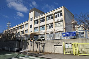 小学校　小束山小学校（小学校）まで222m