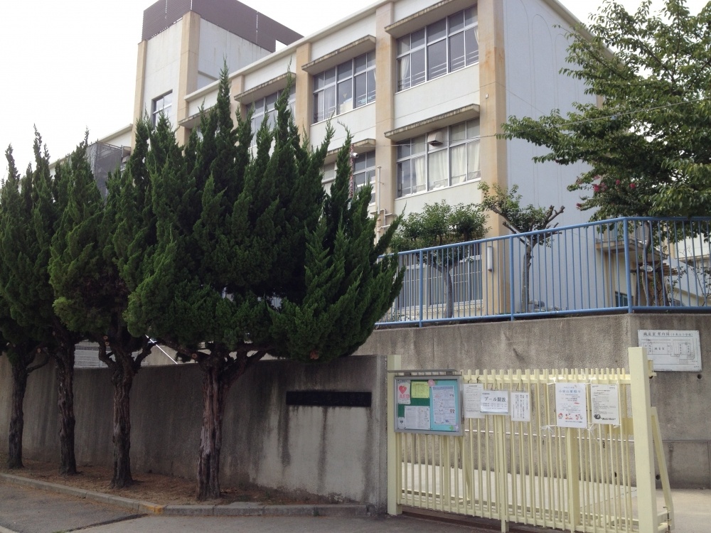 小学校　小束山小学校（小学校）まで285m