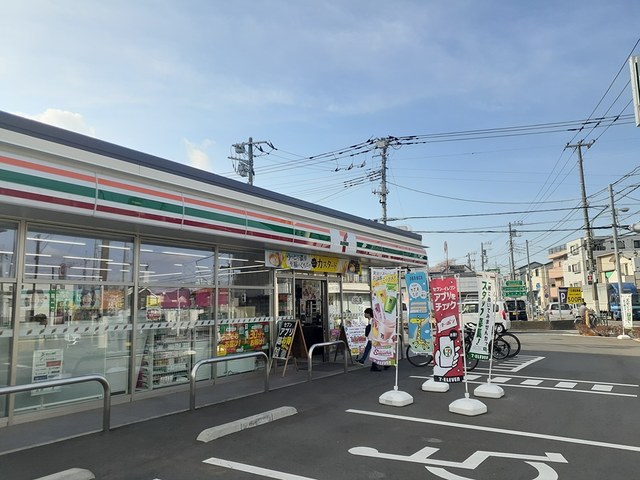 コンビニ　セブンイレブン（コンビニ）まで525m