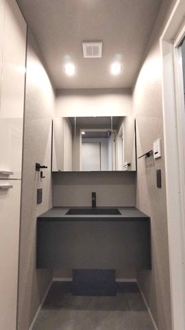 洗面設備　ゆったりとスペースのある洗面所