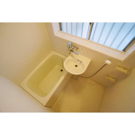 バス・シャワールーム　大きな窓のある浴室