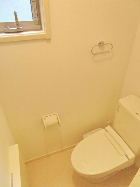 トイレ　★窓付きの明るいトイレ★