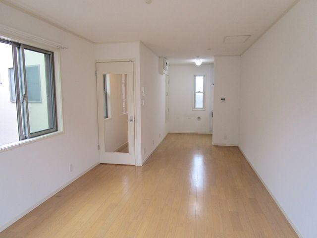 居室・リビング　★2面採光の明るいリビングです★