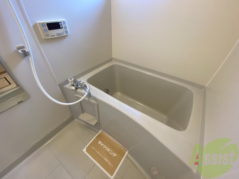 バス・シャワールーム　こちらはお風呂。一日の疲れをここで癒してください。