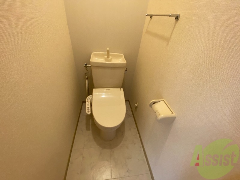 トイレ　ウォシュレット機能がついているので安心ですね。