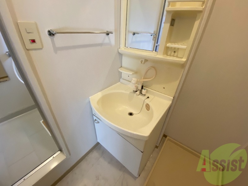 洗面設備　独立洗面台。朝の身支度はここでばっちり決めましょう。