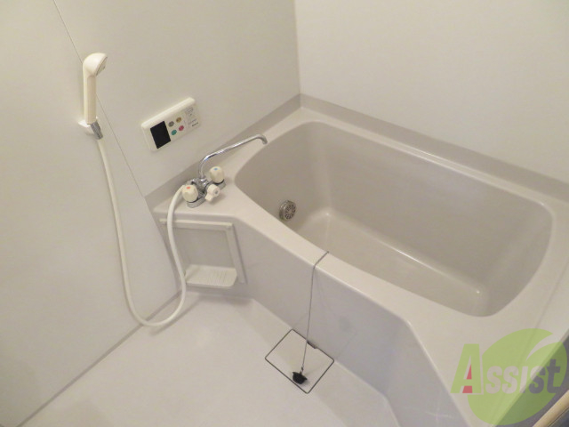 バス・シャワールーム　バスルームは狭すぎず、シャワーも浴びやすそうです。