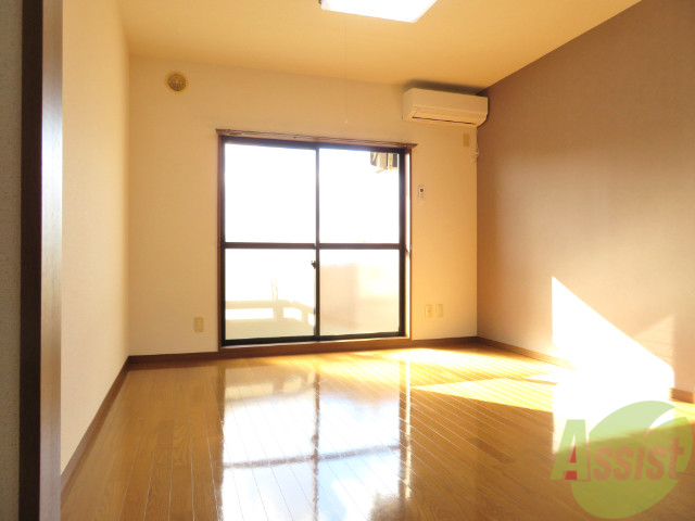 居室・リビング　８帖の洋室です。広々として、きれいですね。