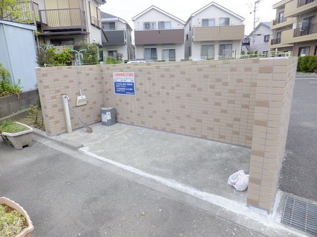 エントランス　★　敷地内ゴミ置き場　★