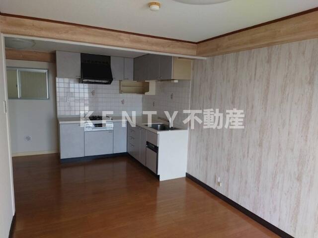 居室・リビング　こちらの居間で趣味の時間をお楽しみください