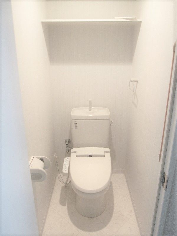 トイレ　落ち着いた色調のトイレです