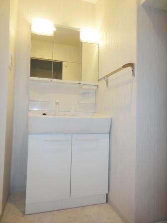 洗面設備　スペースが確保できる洗面所です