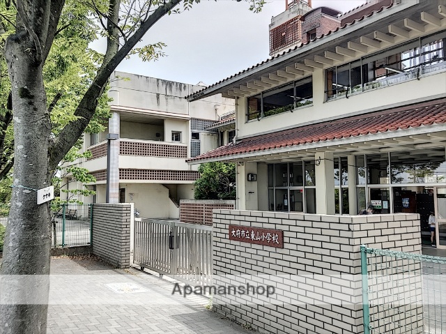 小学校　東山小学校（小学校）まで834m