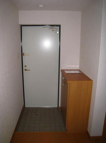 玄関　※反転間取りタイプ別部屋の内装写真です。