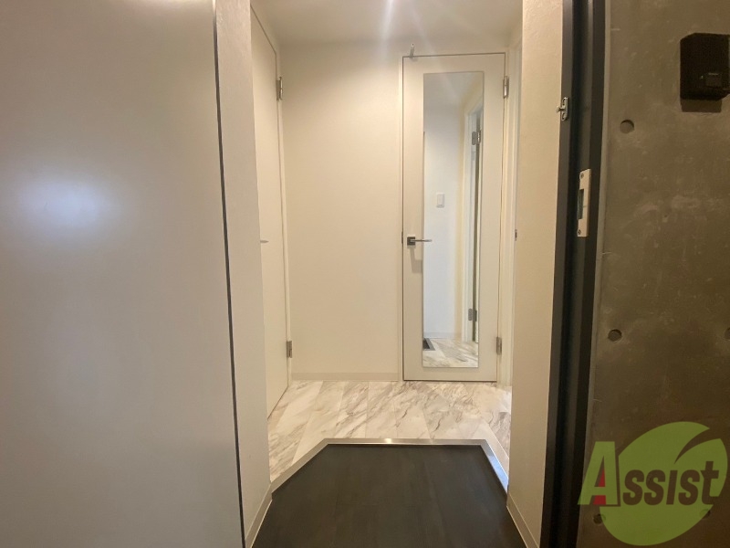 玄関　玄関です。ご覧の通り広々としていますね。