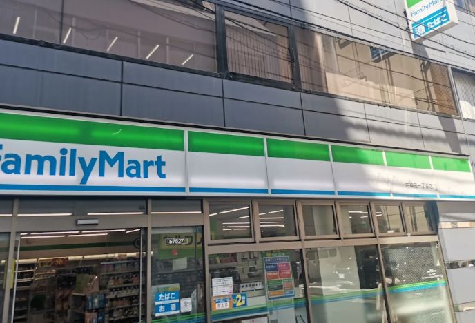 コンビニ　ファミリーマート内神田一丁目店（コンビニ）まで122m