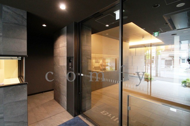 エントランス　オートロック付きエントランス