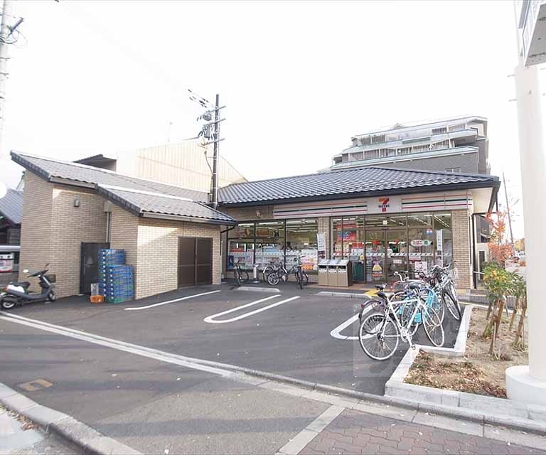コンビニ　セブンイレブン京都神宮丸太町店（コンビニ）まで450m