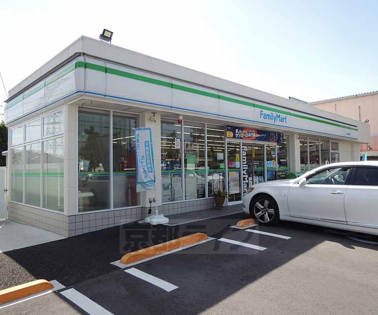 コンビニ　ファミリーマート桂西滝川町店（コンビニ）まで235m