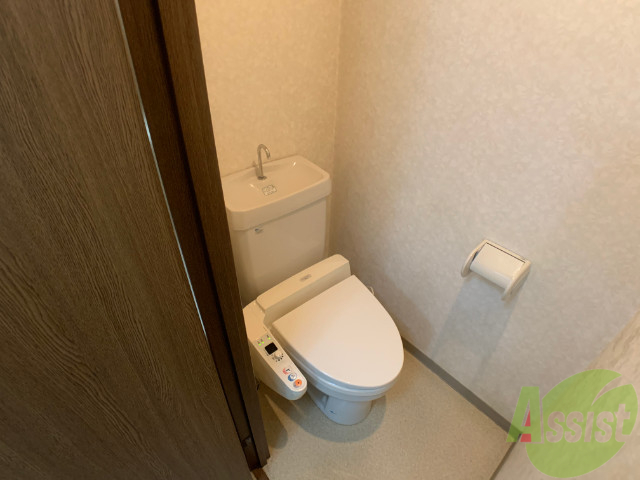 トイレ　人気のウォシュレットつきのトイレです。快適ですよ。