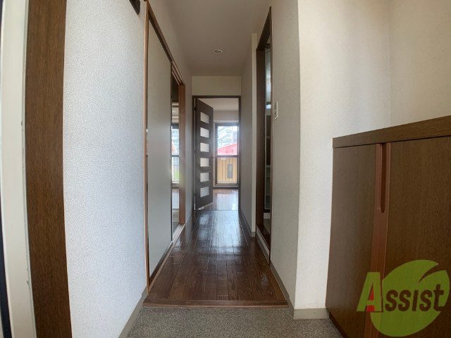 玄関　玄関からの目線です。右にあるのは下足入れです。