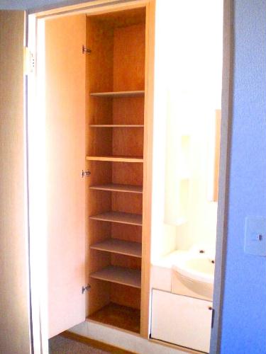 収納　独立洗面台横にも収納棚がございます。