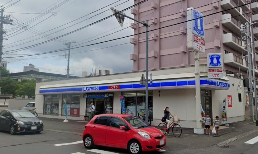 コンビニ　ローソン札幌南7条西八丁目店（コンビニ）まで93m