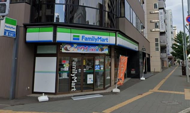 コンビニ　ファミリーマート札幌北1条西20丁目店（コンビニ）まで164m